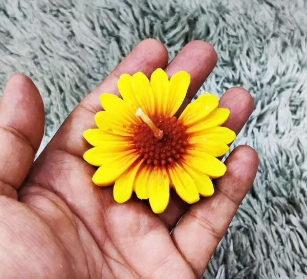 Yellow_Diwali_Decorative_Sun_Flower_Surajmukhi_Soy_Wax_Candle_For_Festive_Gifting_And_Home_Decoration_Set_Of_6