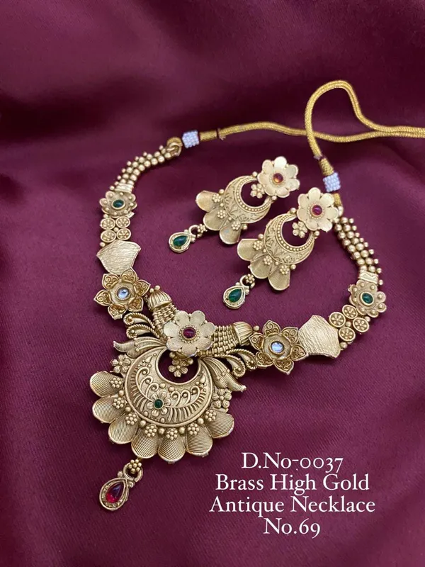 Antique_Gold-Plated_Kundan_Necklace_Set_with_Earrings