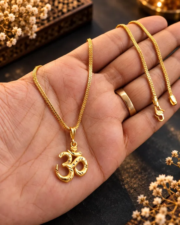 Gold-Plated_Pendant_Necklace_with_Textured_Chain