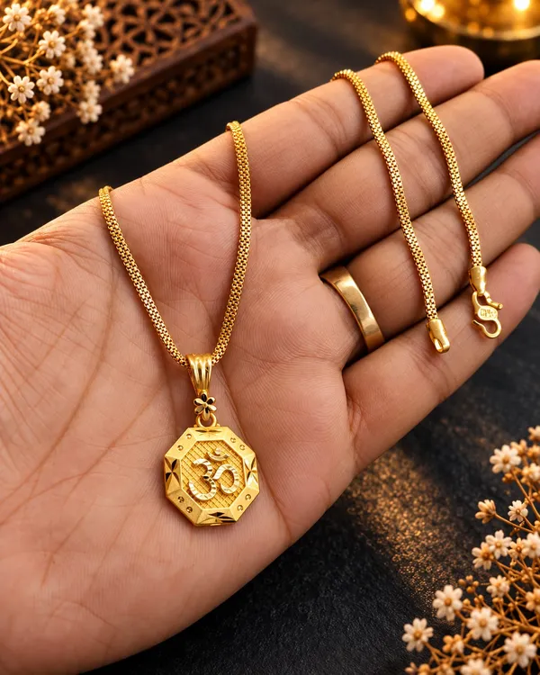 Gold-Plated_Pendant_Necklace_with_Textured_Chain