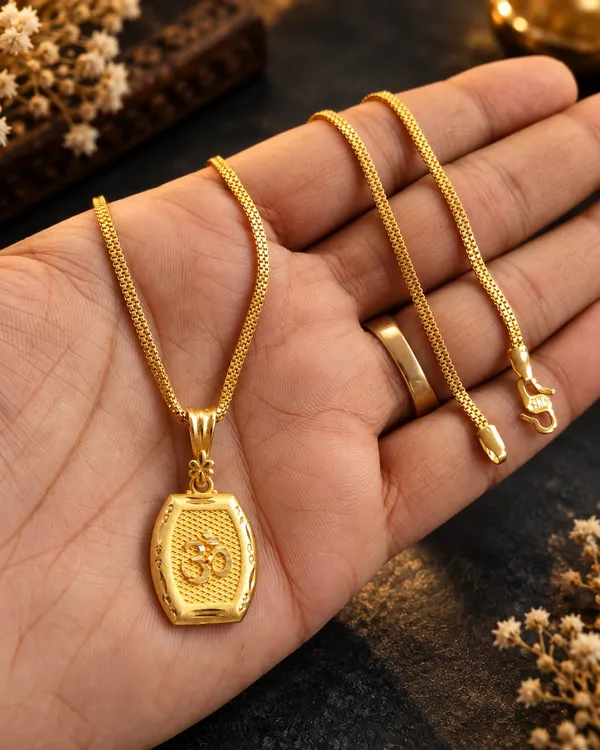 Gold-Plated_Pendant_Necklace_with_Textured_Chain