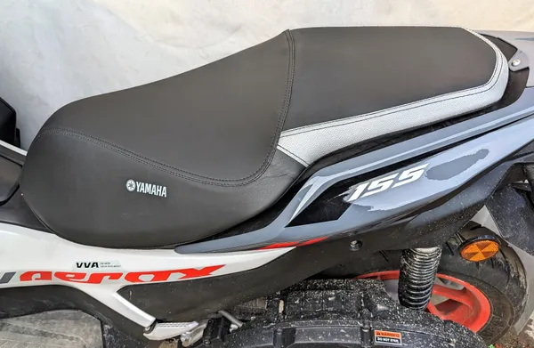 Black_&_White_Leather_Premium_&_Elegant_Bike_Seat_Cover