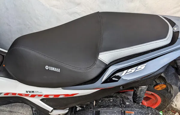 Black_&_White_Leather_Premium_&_Elegant_Bike_Seat_Cover
