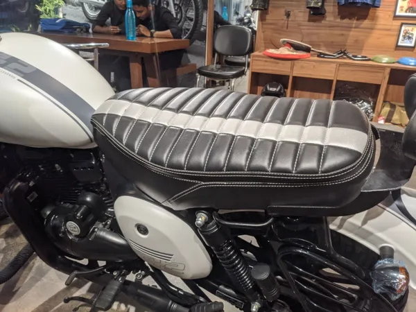 AUTOLEO_JAWA_42_SEAT_COVER_10_mm_CUSHIONING_WITH_WHITE_SILVER_STRIP_Single_Bike_Seat_Cover_For_Jawa_42