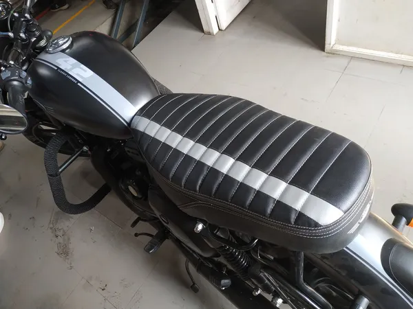 AUTOLEO_JAWA_42_SEAT_COVER_10_mm_CUSHIONING_WITH_WHITE_SILVER_STRIP_Single_Bike_Seat_Cover_For_Jawa_42