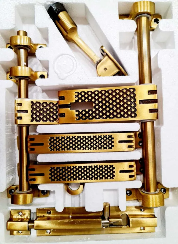 R_R_Strong_Brass_Aluminium_Door_Handle_Gold_Black
