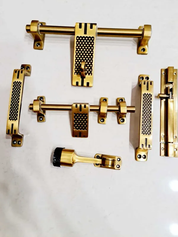 R_R_Strong_Brass_Aluminium_Door_Handle_Gold_Black