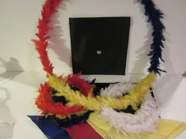 Color_Changing_Feather_Wreath_Magic_Trick