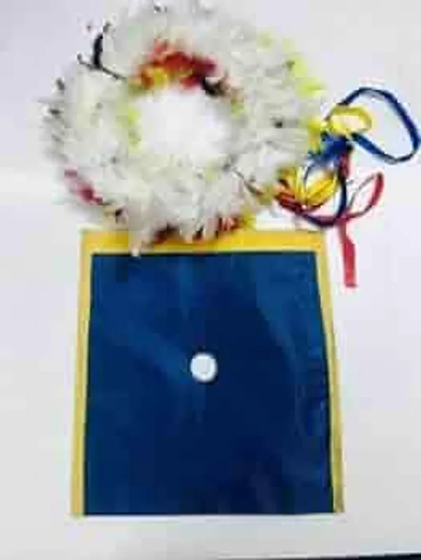 Color_Changing_Feather_Wreath_Magic_Trick