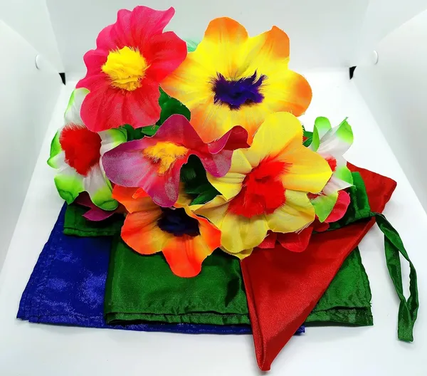 Silks_to_Flower_Bouquet_Magic_Trick_/_Hankies_Transform_to_Flower_Production_Illusion