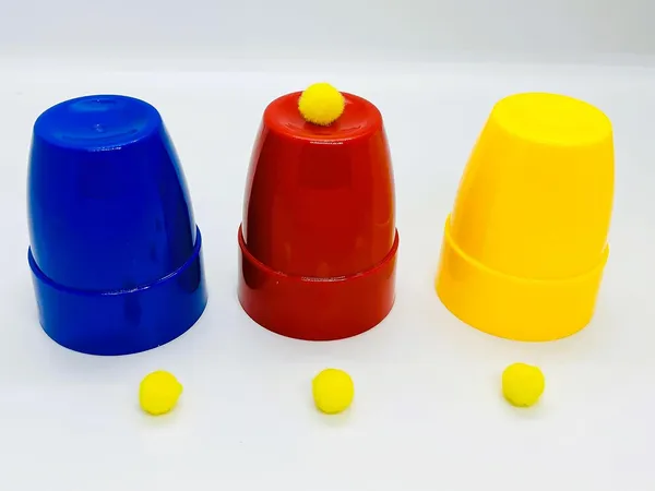Three_Cups_and_Balls_Magic_Trick_(Plastic)