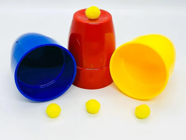 Three_Cups_and_Balls_Magic_Trick_(Plastic)