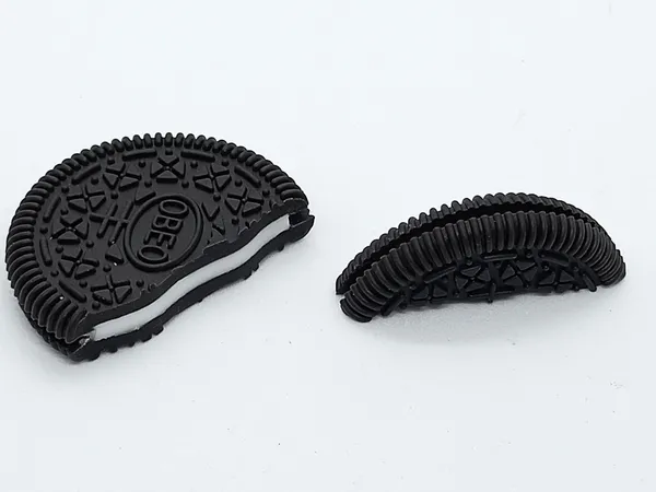 Multicolor_Rubber_Bite_Out_Oreo_Buscuit_Magic_Toy_Oreo_Bite_&_Restore_Cookie_Magic_Tricks_(Age:_6_Years_&_Above)
