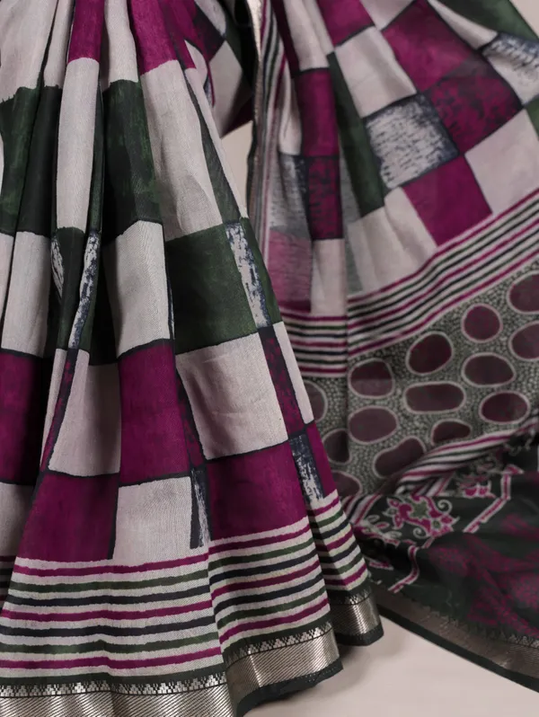 Digtial_Printed_Maroon_Box_Pattern_with_Temple_Border_Saree