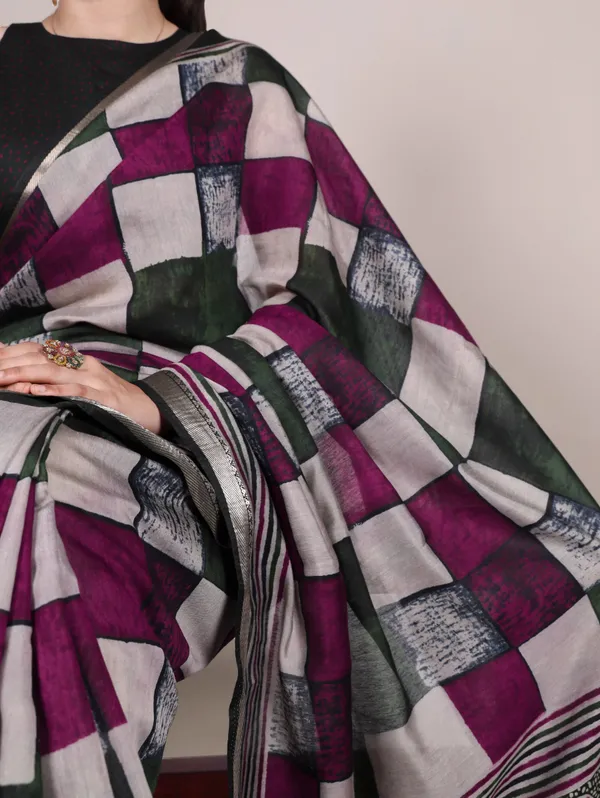 Digtial_Printed_Maroon_Box_Pattern_with_Temple_Border_Saree