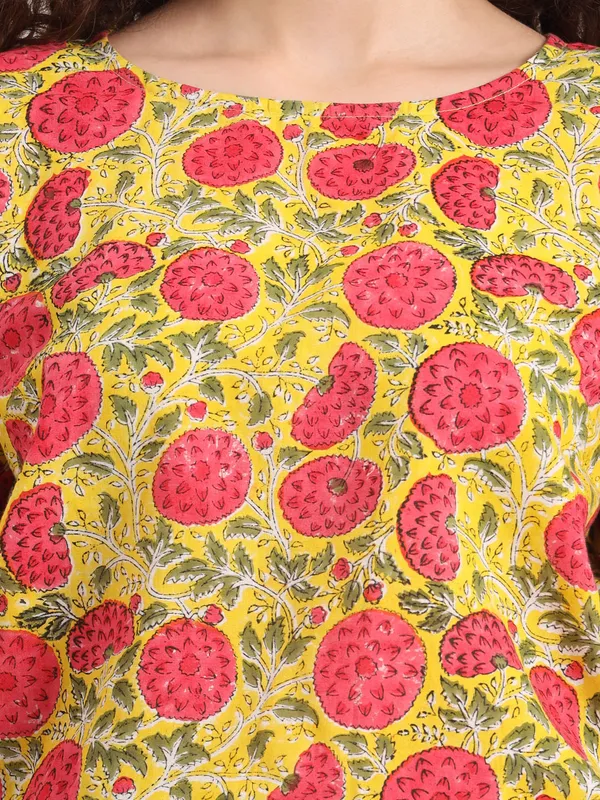 Yellow_Base_With_Multi_Floral_Sanganeri_Hand_Block_Printed_Crop_Top
