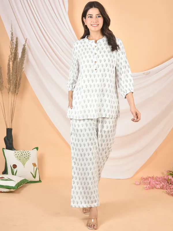 White_Haunted_Printed_Solid_Regular_Fit_Co-Ords_Set_For_Women
