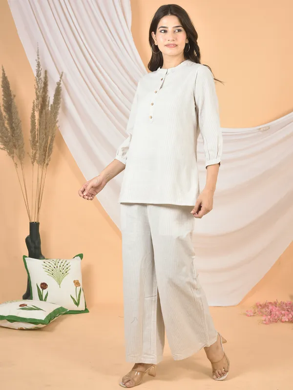 Grey_Lining_Solid_Regular_Fit_Co-Ords_Set_For_Women