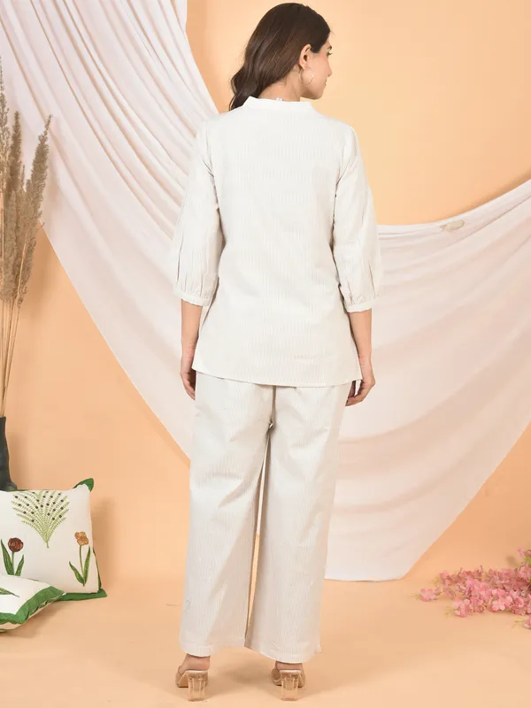 Grey_Lining_Solid_Regular_Fit_Co-Ords_Set_For_Women