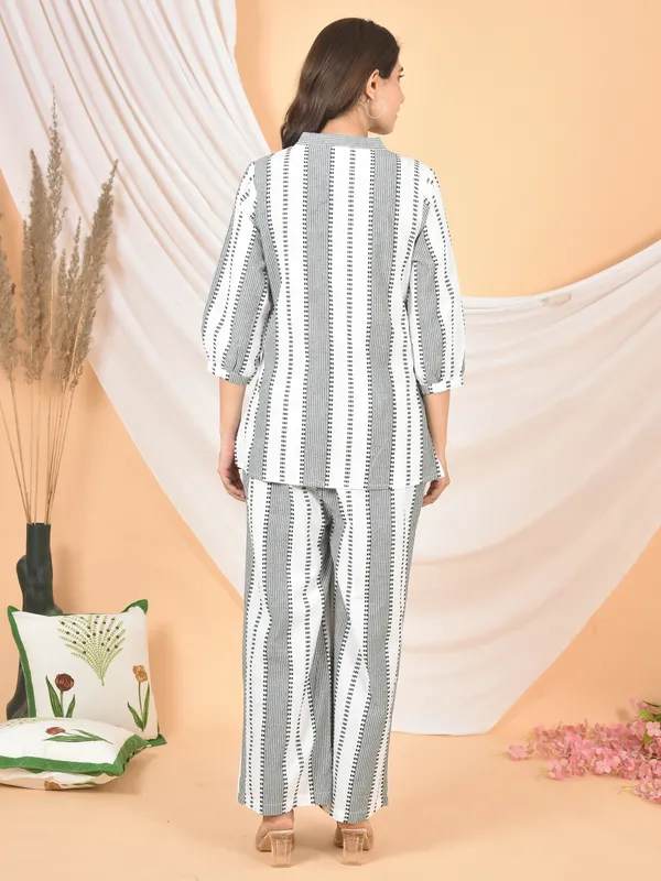 White_&_Grey_Printed_Solid_Regular_Fit_Co-Ords_Set_For_Women