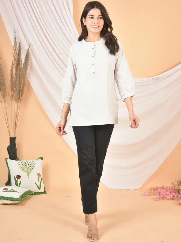 Grey_Lining_Solid_Regular_Fit_Top_For_Women