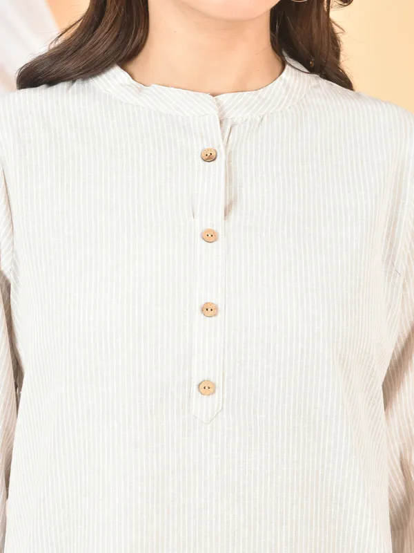 Grey_Lining_Solid_Regular_Fit_Top_For_Women