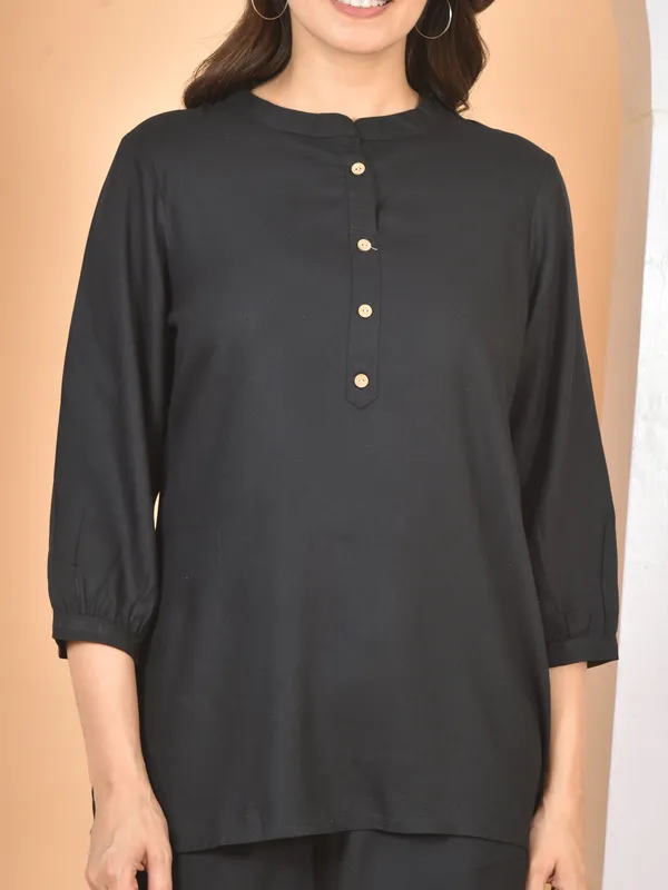 Black_Plain_Solid_Regular_Fit_Top_For_Women