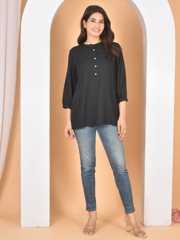 Black_Plain_Solid_Regular_Fit_Top_For_Women