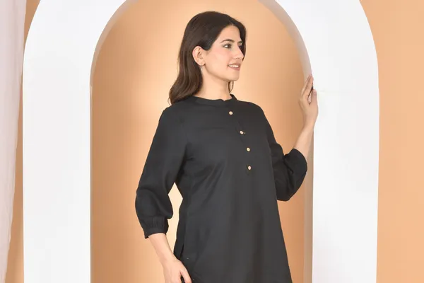 Black_Plain_Solid_Regular_Fit_Top_For_Women