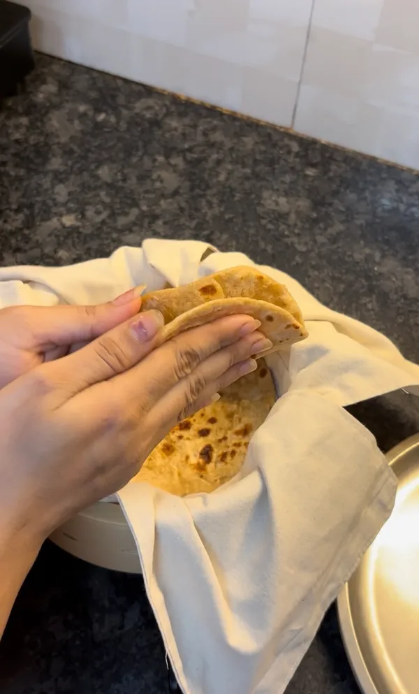 Pack_of_4_Cotton_Roti_Covers_to_Keep_Rotis_Fresh,_Soft_&_Hygienic