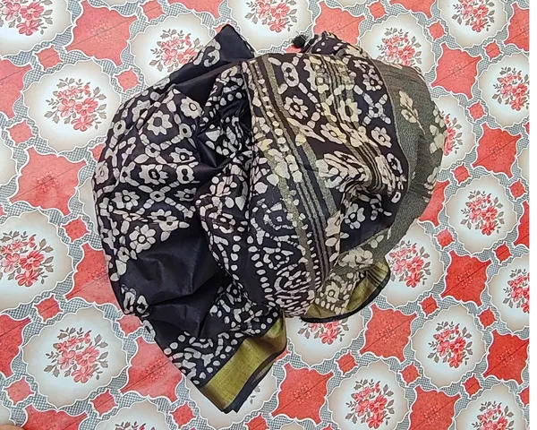 Authentic_Linen_Cotton_Blend_Handloom_Batik_Print_Saree_(GLBR_Gold-Black)