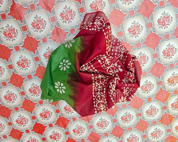 Authentic_Linen_Cotton_Blend_Handloom_Tie-Dye_Batik_Print_Saree_with_Blouse_Piece_(SLBR_Lawn_Green_&_Lawaiie_Maroon)