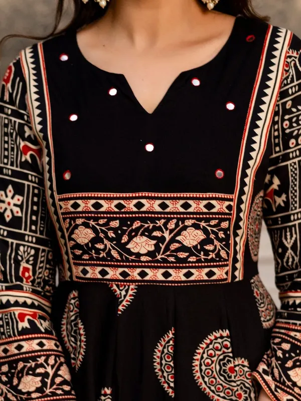 Black_Muslin_Cotton_Designer_Party_Wear_Suit_With_Pant_&_Dupatta_For_Women