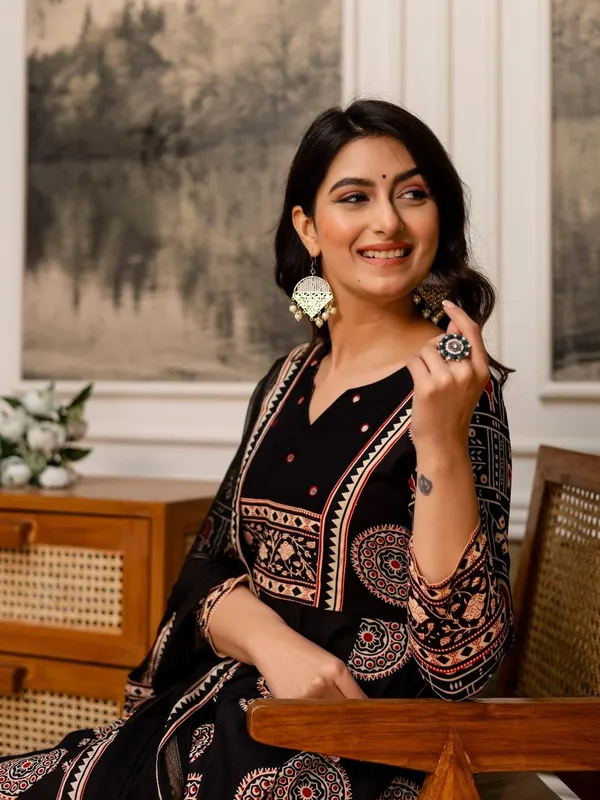 Black_Muslin_Cotton_Designer_Party_Wear_Suit_With_Pant_&_Dupatta_For_Women