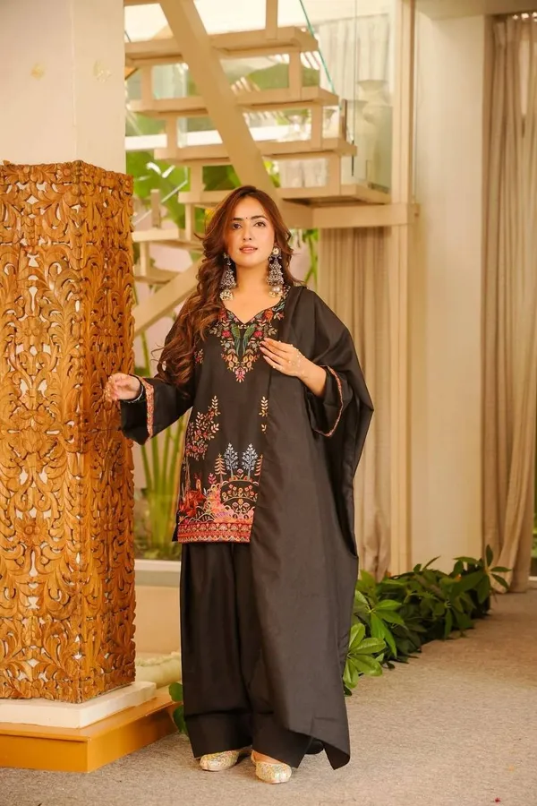 Elegant_Black_Designer_Farshi_Palazzo_Suit_Set_With_Intricate_Thread_Work_For_Women