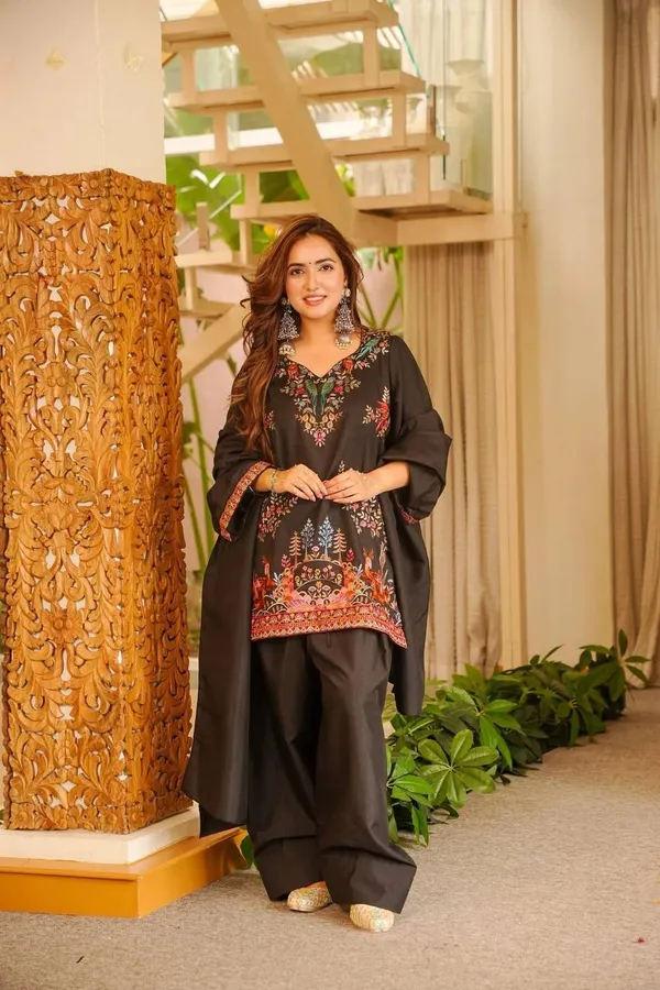 Elegant_Black_Designer_Farshi_Palazzo_Suit_Set_With_Intricate_Thread_Work_For_Women