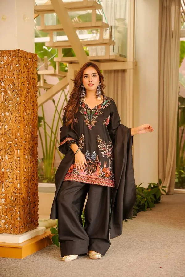 Elegant_Black_Designer_Farshi_Palazzo_Suit_Set_With_Intricate_Thread_Work_For_Women