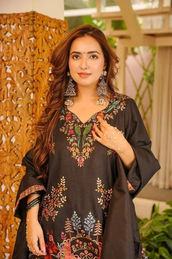 Elegant_Black_Designer_Farshi_Palazzo_Suit_Set_With_Intricate_Thread_Work_For_Women
