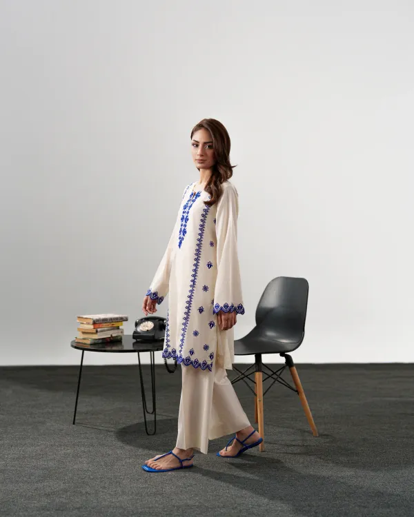 Off_White_Chanderi_Silk_Blue_Floral_Embroidery_Kurta_With_Pant_For_Women