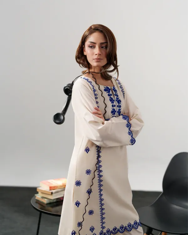Off_White_Chanderi_Silk_Blue_Floral_Embroidery_Kurta_With_Pant_For_Women