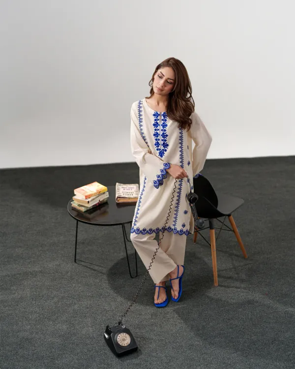 Off_White_Chanderi_Silk_Blue_Floral_Embroidery_Kurta_With_Pant_For_Women