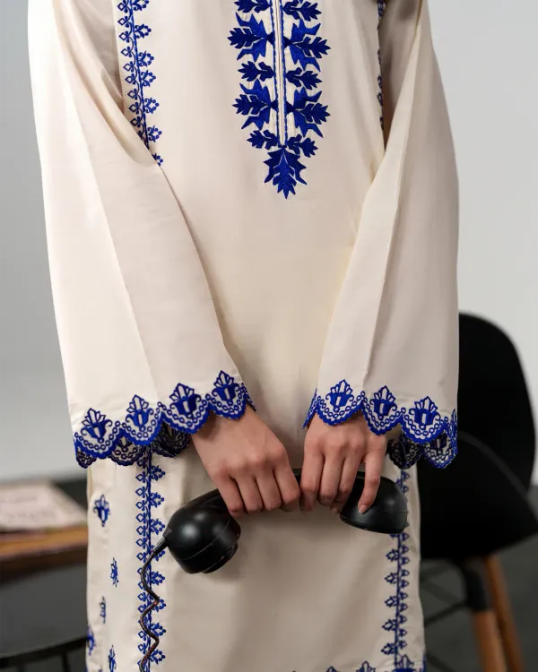 Off_White_Chanderi_Silk_Blue_Floral_Embroidery_Kurta_With_Pant_For_Women