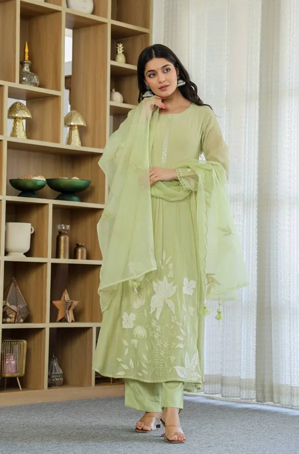 Pista_Green_Chanderi_Silk_Floral_Embroidered_Kurta_Pant_Set_With_Organza_Dupatta_For_Women