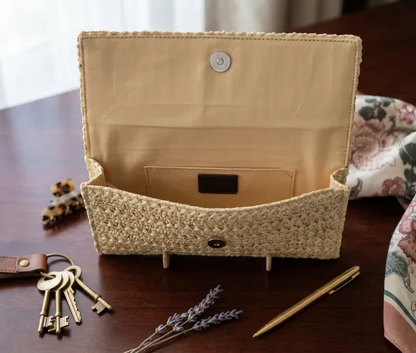 Raffia_Élan_Clutch