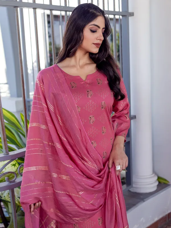 Pink_Premium_Rayon_Kurta_Set_For_Women