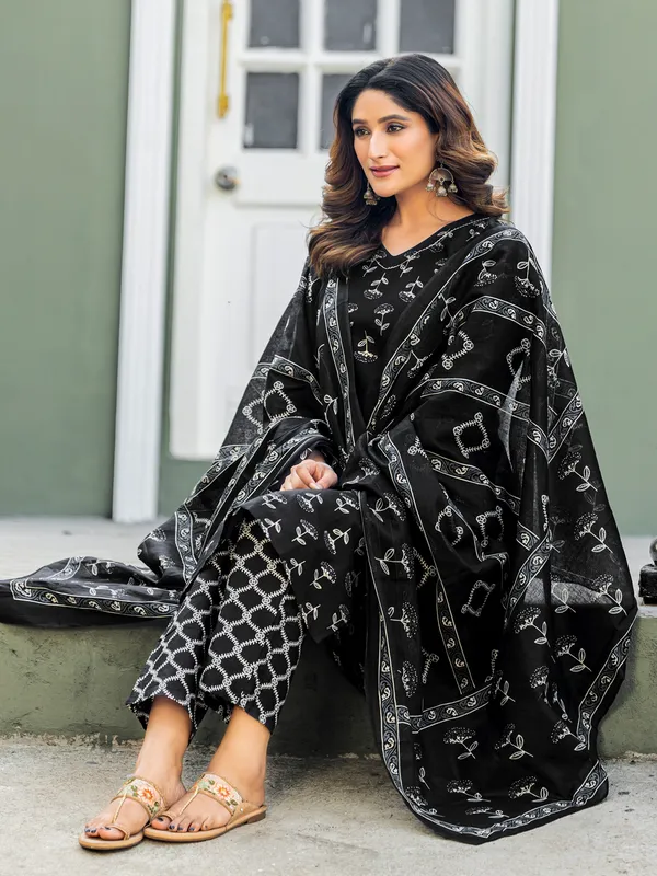 Classic_Black_Cotton_Blend_Printed_Kurti_Pant_Dupatta_Set