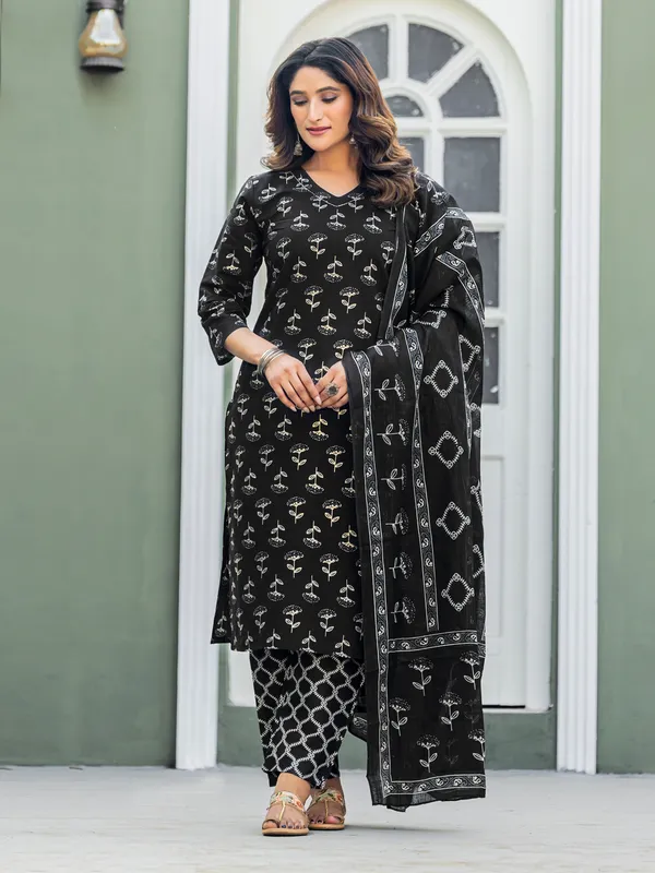 Classic_Black_Cotton_Blend_Printed_Kurti_Pant_Dupatta_Set