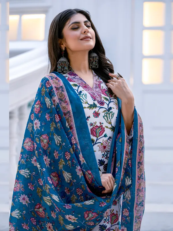 Classic_White_Rayon_Printed_Kurti_Pant_Dupatta_Set