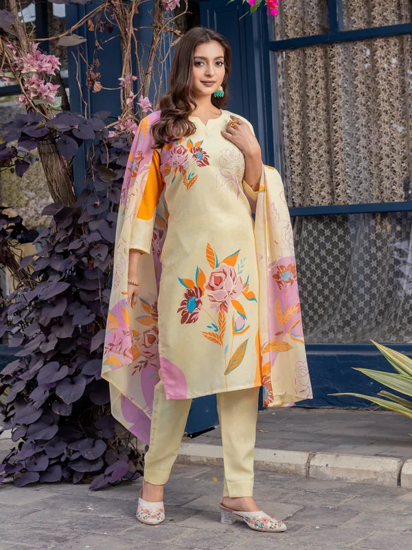 Cream_Elegant_Cotton_Blend_Printed_Kurti_Pant_Dupatta_Set