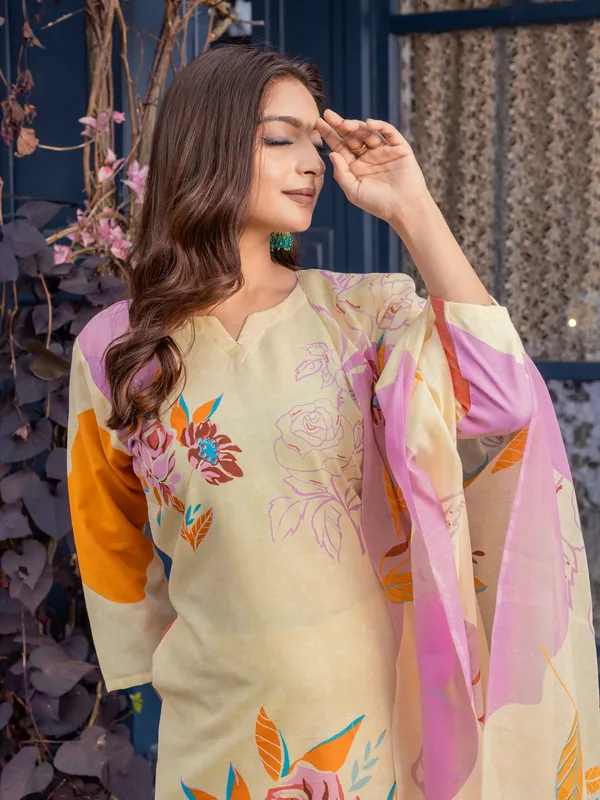Cream_Elegant_Cotton_Blend_Printed_Kurti_Pant_Dupatta_Set